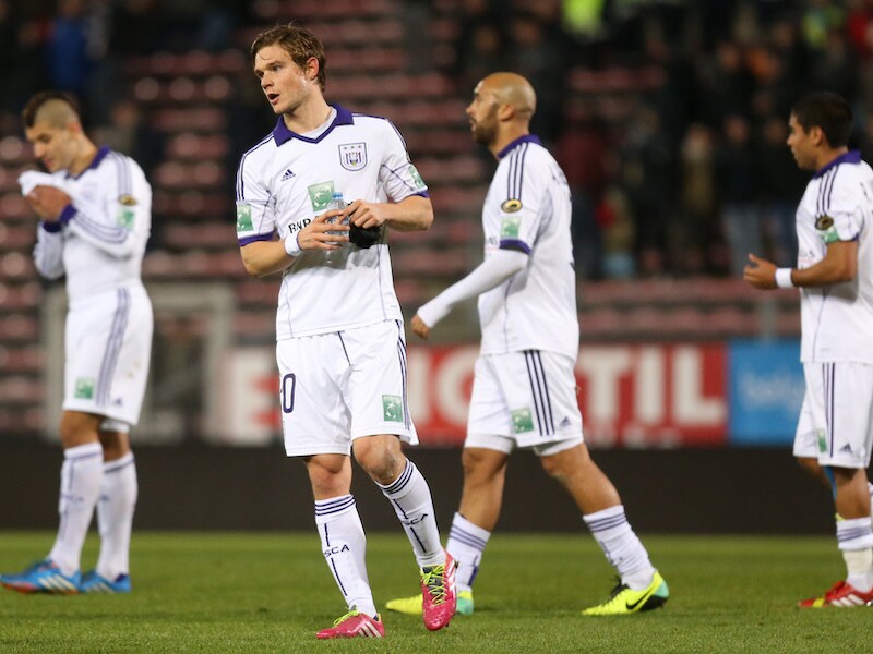 Anderlecht druipt af na de nederlaag in Charleroi.