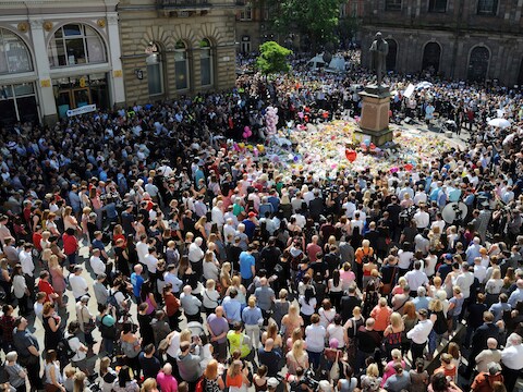 Op het St.Anne Square in Manchester komen mensen samen om bloemen neer te leggen en samen te zijn.