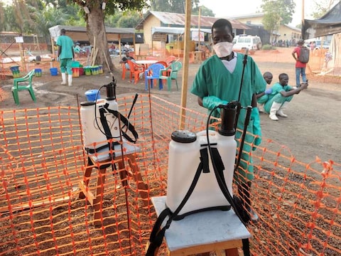 Een medewerker bij de afdeling van Artsen Zonder Grenzen in Guékou, Guinee.