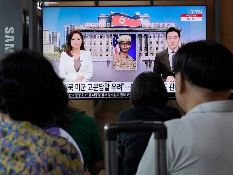 Een tv-scherm toont de Amerikaanse soldaat Travis King tijdens een nieuwsprogramma op het Seoul Railway Station in Seoul, Zuid-Korea.