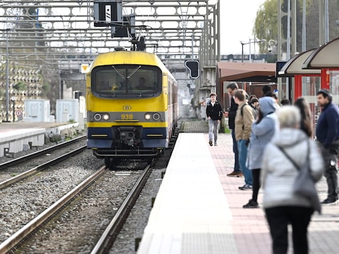 De bovenleiding van een overweg in Oud-Heverlee is beschadigd dor een vrachtwagen. (illustratiebeeld)