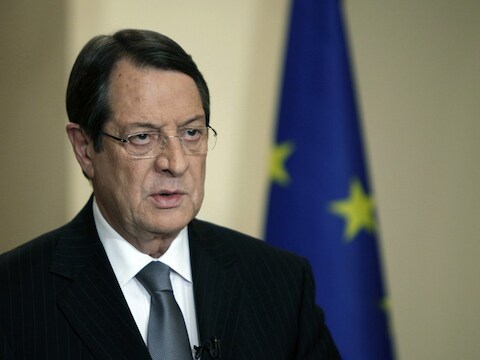 President Nicos Anastasiades zal een deel van zijn salaris alsook zijn dertiende maand inleveren.
