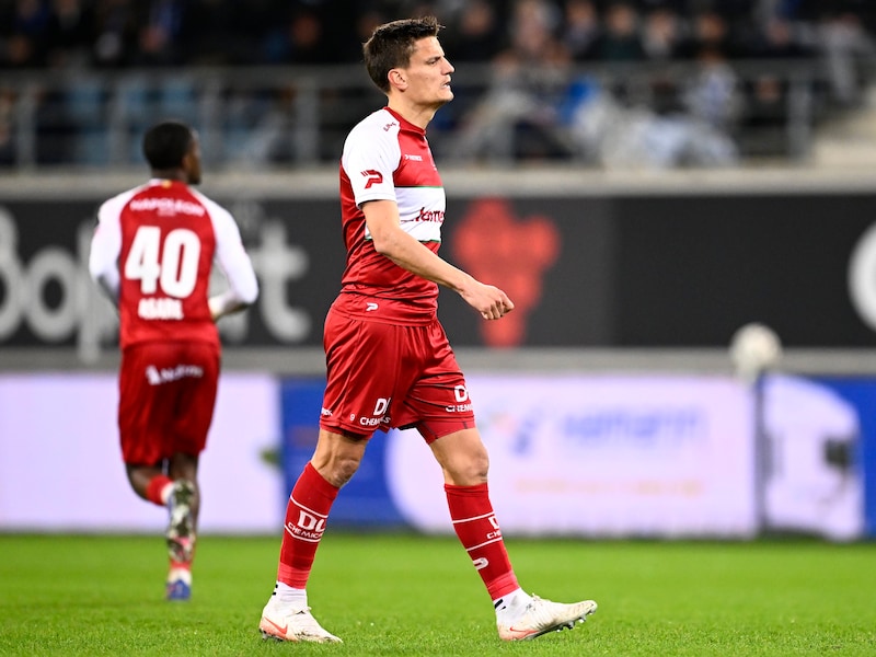 “Alleen als ik niet meer kon lopen, was ik van het veld gegaan”: Jelle Vossen verbijt pijn na nederlaag van onherkenbaar Zulte Waregem
