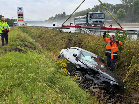 De BMW belandde na het ongeval in de gracht langs de E403.