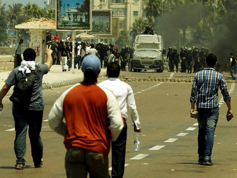 Mursi-aanhangers met lopen naar de oproerpolitie in Alexandrië