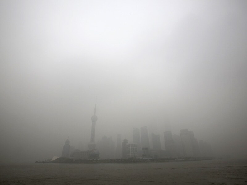 De skyline van Shanghai was op 9 december nog nauwelijks zichtbaar door de smog.
