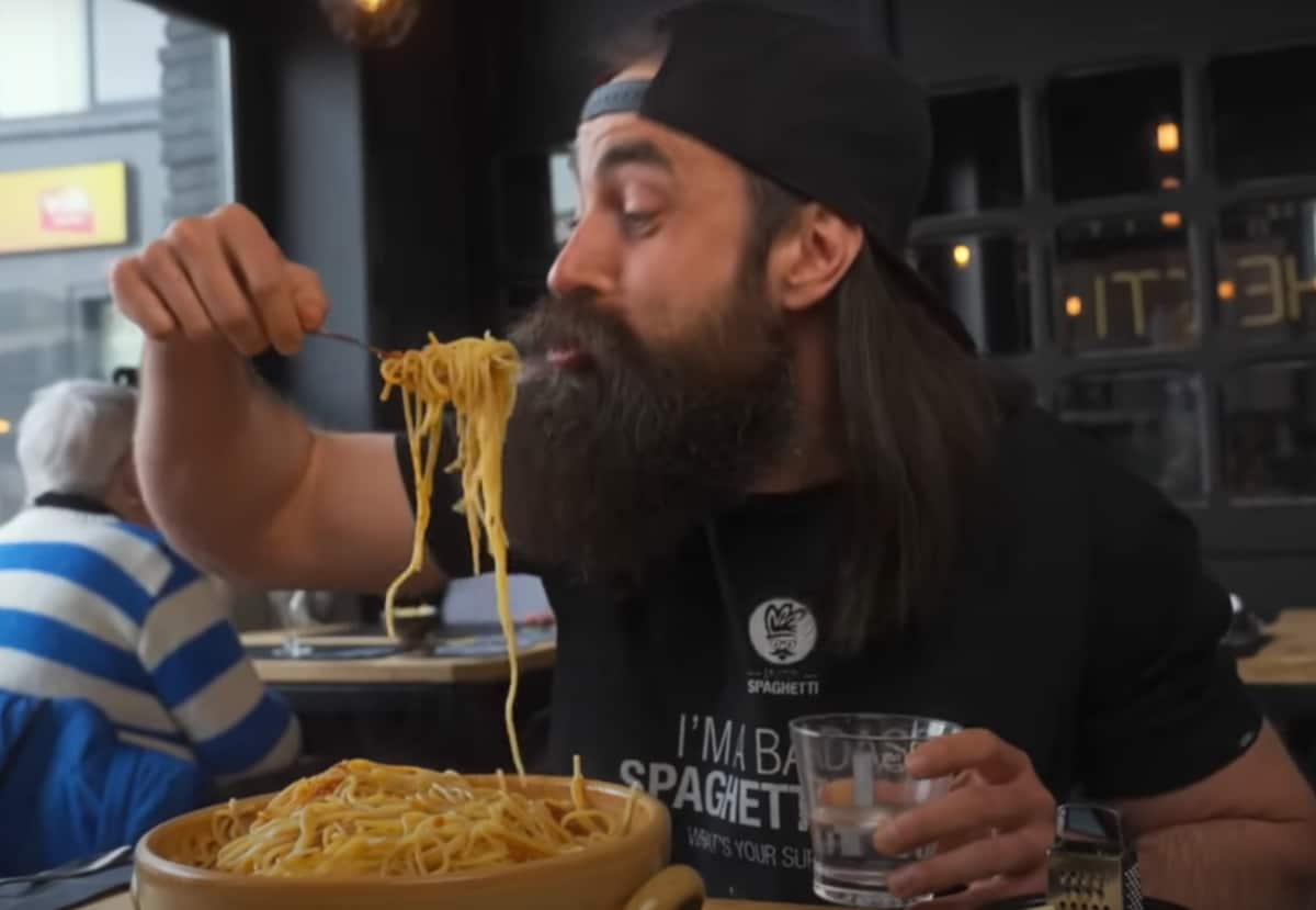 Britse youtuber Beard Meats Food eet 2,5 kilogram spaghetti in Aalst… in  minder dan 15 minuten | Aalst | HLN.be