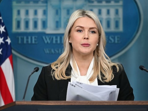 Karoline Leavitt achter haar vertrouwde spreekgestoelte in het Witte Huis. Daar zal ze binnenkort niet meer te zien zijn...