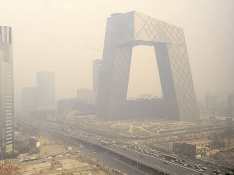 Ook in de Chinese hoofdstad Peking - hier bij het nieuwe tv-gebouw - is luchtvervuiling een immens probleem.