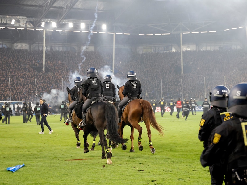 Politie te paard op het veld van SV Waldhof Mannheim tijdens de match tegen FC Kaiserslautern. (21/08/26)