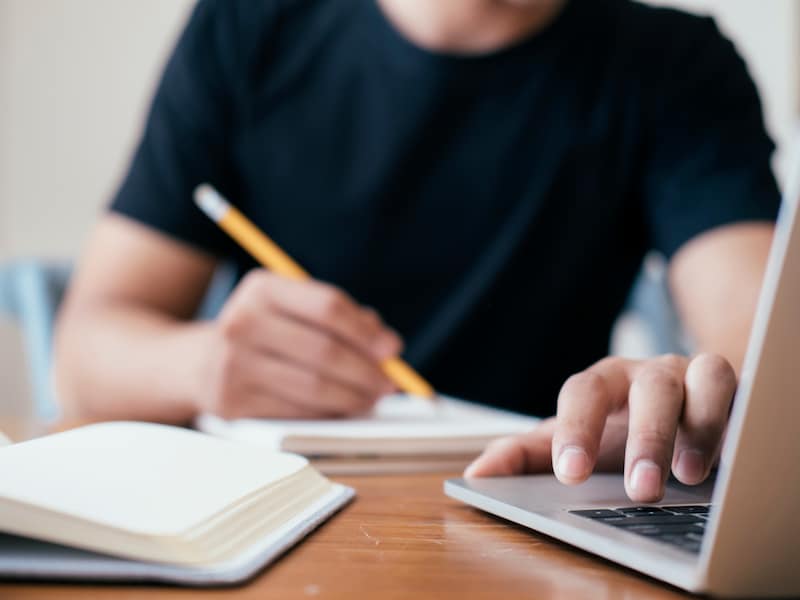 Wordt de schoollaptop van jouw kind onbetaalbaar?