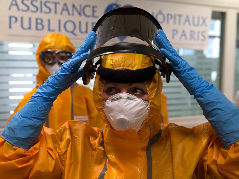 In het Neckerziekenhuis in Parijs werden de ebola-beschermpakken in oktober vorig jaar aan de pers getoond.