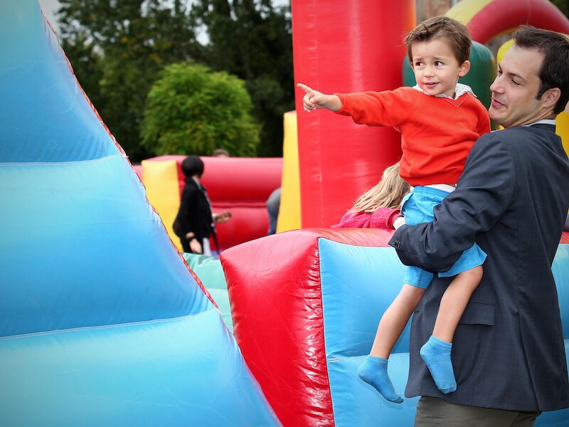 Alexander De Croo met zoontje Tobias.