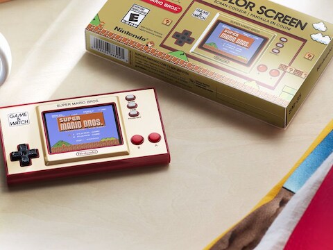 Alleen het kleurenschermpje en de usb-poort verraden dat 'Super Mario Bros. Game & Watch' geen product uit de Eighties is.