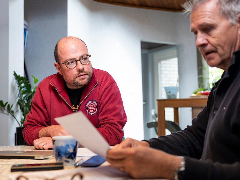 Fiscaal expert Jan Lambrechts (rechts) helpt Quinten Quinteyn met zijn aangifte.