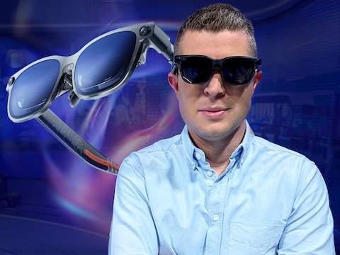 Onze techjournalist test een van de vele ‘schermbrillen’ die steeds vaker in de winkel liggen.