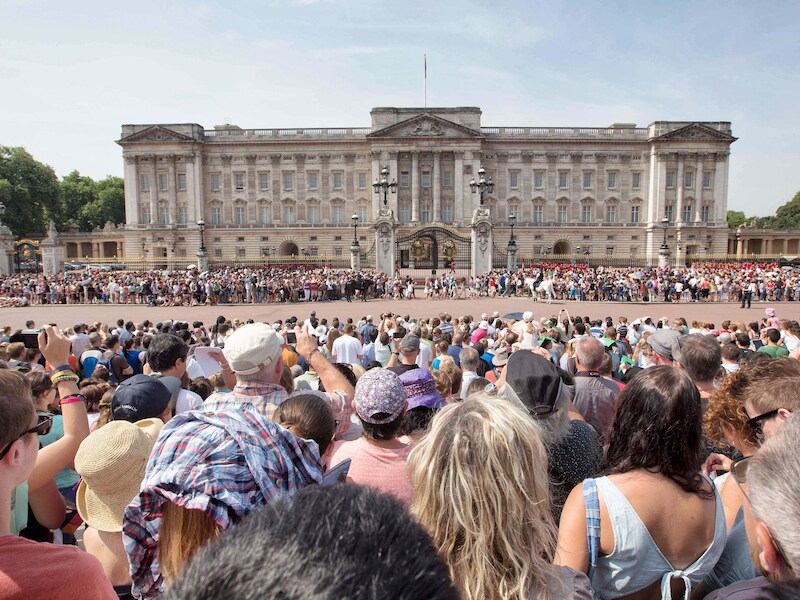 Prins William en zijn vrouw Kate hebben een zoontje gekregen, George: de menigte staat samengetroept voor Buckingham Palace.