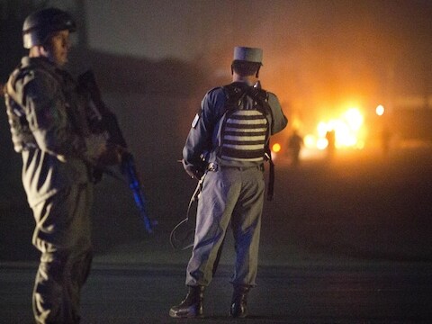 Afghaanse veiligheidsagenten bij de explosie van een bomauto op 18 oktober in Kaboel.