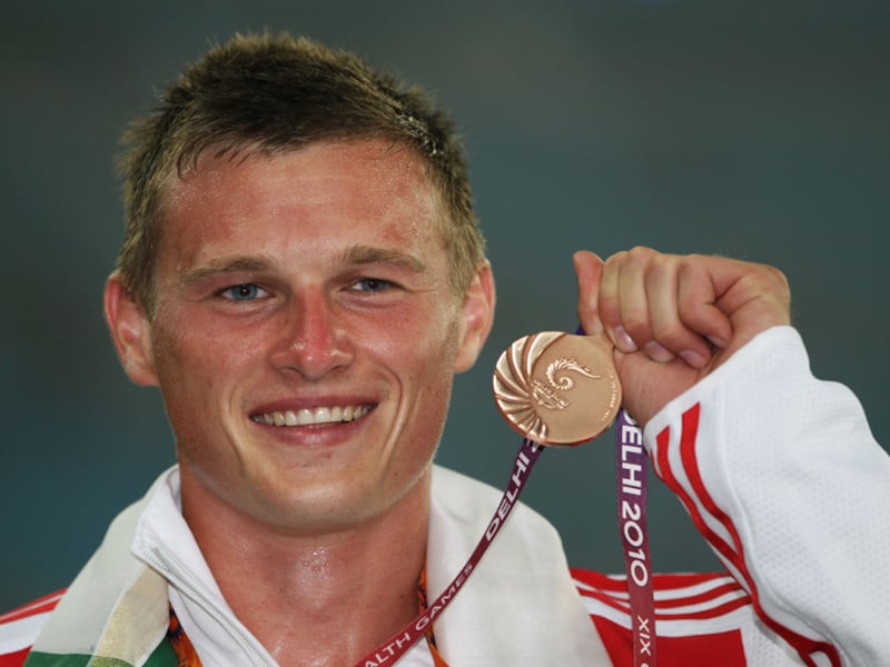 Atleet Martin Brockman wordt door de coach voorbereid op de Spelen