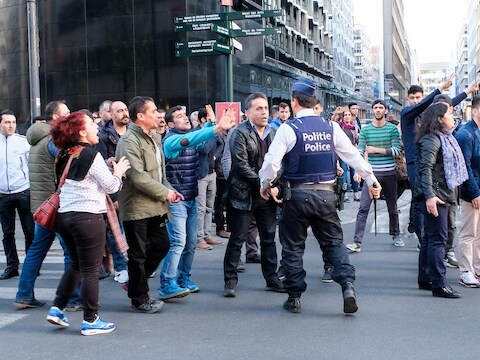 De sfeer was grimmig gisteren aan de Turkse ambassade in Brussel. De politie probeerde de gemoederen bedaren, maar er vielen uiteindelijk zes gewonden.