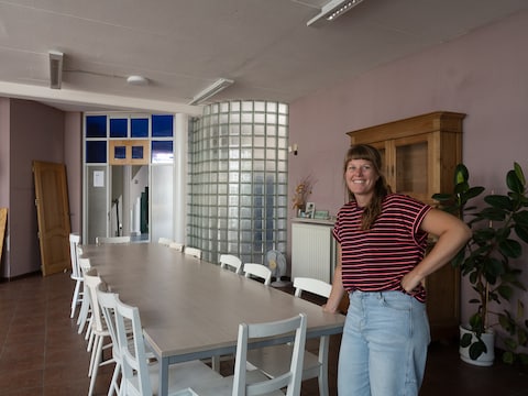 Begeleidster Veerle Mullens toont de nieuwe stek van vzw VONK, in het Kontichse Mina Telghuis. 
