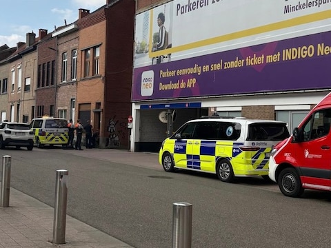 Drie illegalen werden aangetroffen in een woning in de J.P. Minckelersstraat. De brandweer maakte de deur open. 