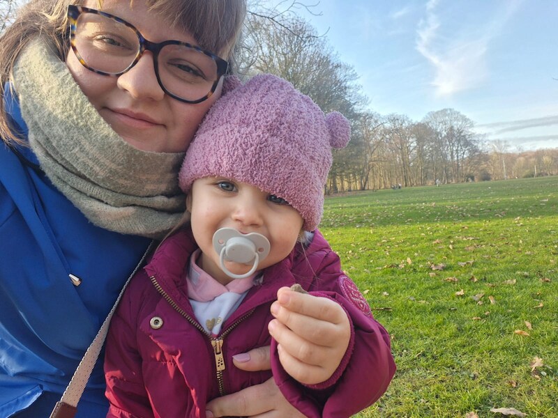 Nathalie raakte gewond bij een ongeval met haar e-step. Gelukkig droeg ze een helm. 