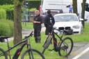 Marc Paret (links) in gesprek met zijn werkgever uit Zillebeke, na de inbraak in zijn woning langs de Menenstraat in Geluveld.