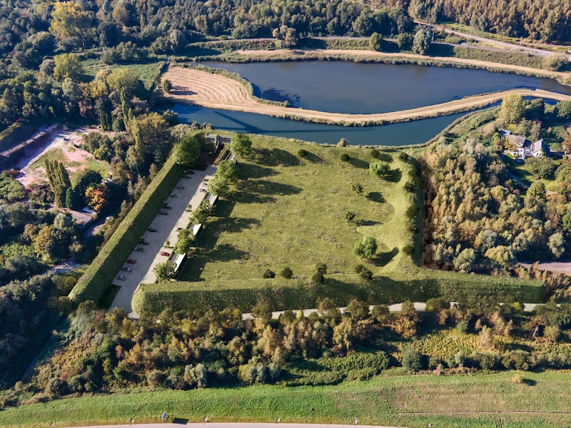 Toekomstbeelden van de nieuwe site van de Klein-Brabant Shooting Club:  rondom de volledige site wordt een aarden wal van 8 meter hoog aangelegd.
