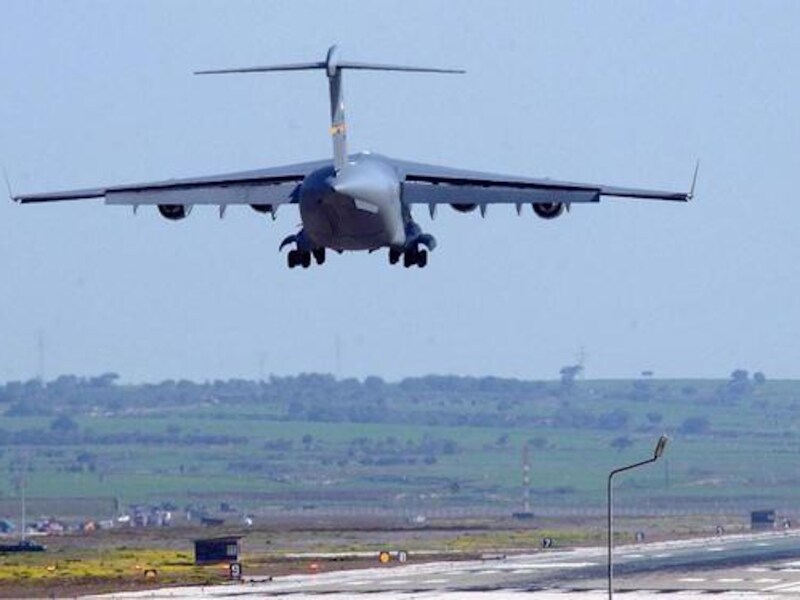 Een Turks gevechtsvliegtuig landt op de luchtmachtbasis Incirlik, van waaruit aanvallen op IS in Syrië worden gecoördineerd.