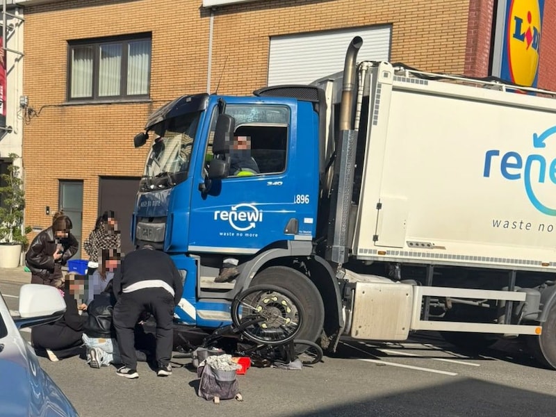 Fietser raakt gewond bij ongeval met vrachtwagen in Mariakerke.