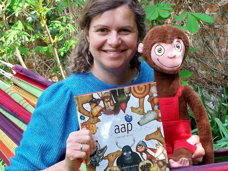 Isabelle Gielen brengt aan de hand van haar boek 'Aap zoekt een woord' een lezing voor startende lezers.