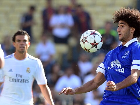 Marouane Fellaini controleert de bal op de borst, Pepe kijkt toe