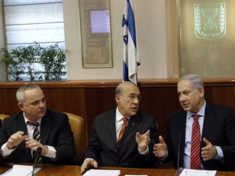 Minister van Financiën Yuval Steinitz (L) samen met premier Netanyahu (R)