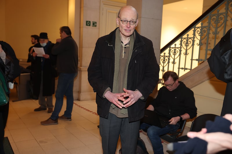 Dorpspastoor Dirk (60) stond Stefanie Sander vandaag opnieuw bij tijdens de zitting. 27 februari bracht hij haar ook naar de Brugse raadkamer, omdat ze geen vervoer had. 