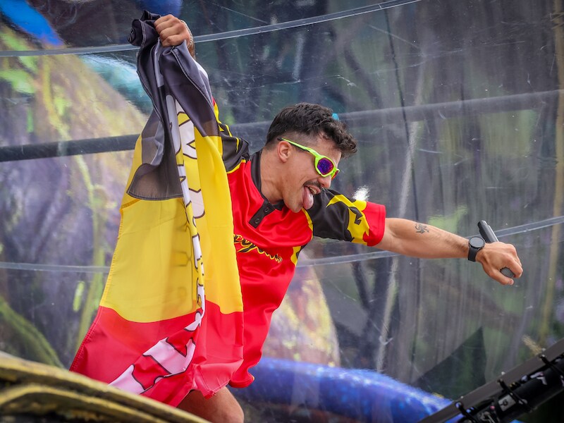 Average Rob en Omdat Het Kan kronen zich tot Belgische triomf op Tomorrowland: “Wie geen landgenoot is: ik adopteer u”