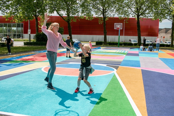 street-art-op-basketbalplein-ann-wauters-gooit-eerste-balletje-op
