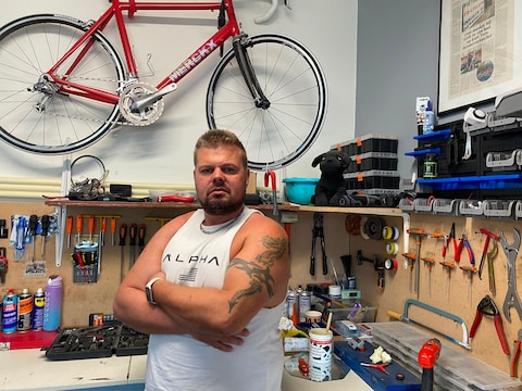 Zes jaar lang gaf Yves Jochums bij Re-CYCLE-ing oude fietsen én mensen een nieuwe kans. Eind september valt het doek over zijn sociale fietsenwinkel.