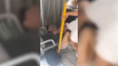 Tiener krijgt zware klappen van jongen op schoolbus tussen A