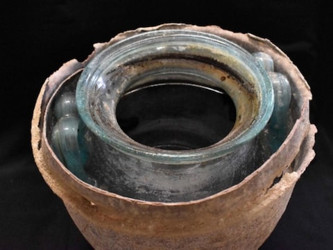 De oudste wijn ter wereld werd ontdekt in een Romeinse urne in een graftombe in het zuiden van Spanje.