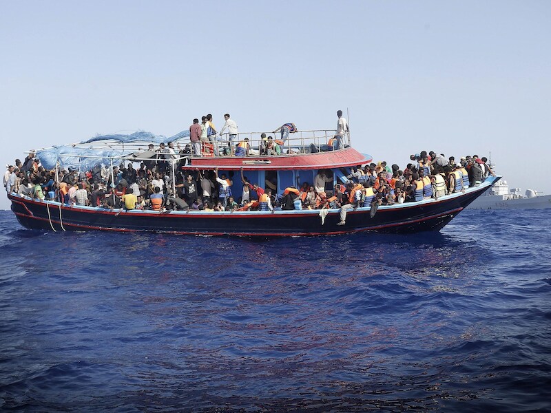 Een boot met meer dan 900 migranten in de Middellandse Zee.