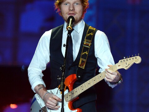 Ed Sheeran op het podium.