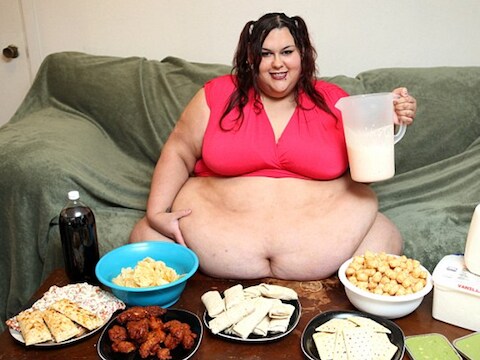 Monica eet zo'n 8.000 calorieën per dag om haar streefgewicht van 445 kilo te bereiken.