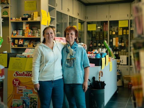 Rinaki en moeder Sandie zijn aan hun laatste weken bezig in hun krantenwinkel. Ze houden een totale uitverkoop.