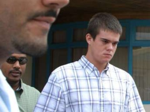 Joran van der Sloot tijdens zijn arrestatie in 2005.