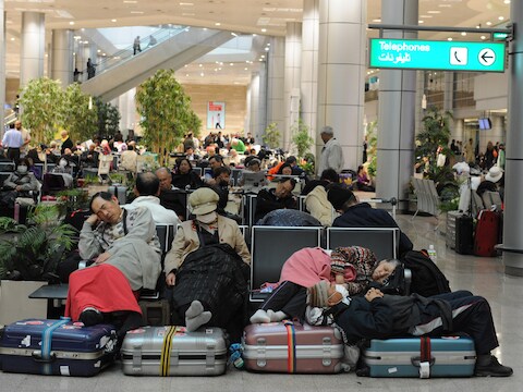 Honderden buitenlanders proberen Egypte verlaten en zitten vast op de luchthaven in Caïro.