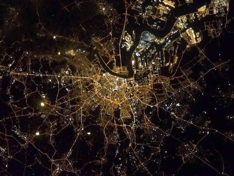 'Antwerp by night' vanuit de ruimte.