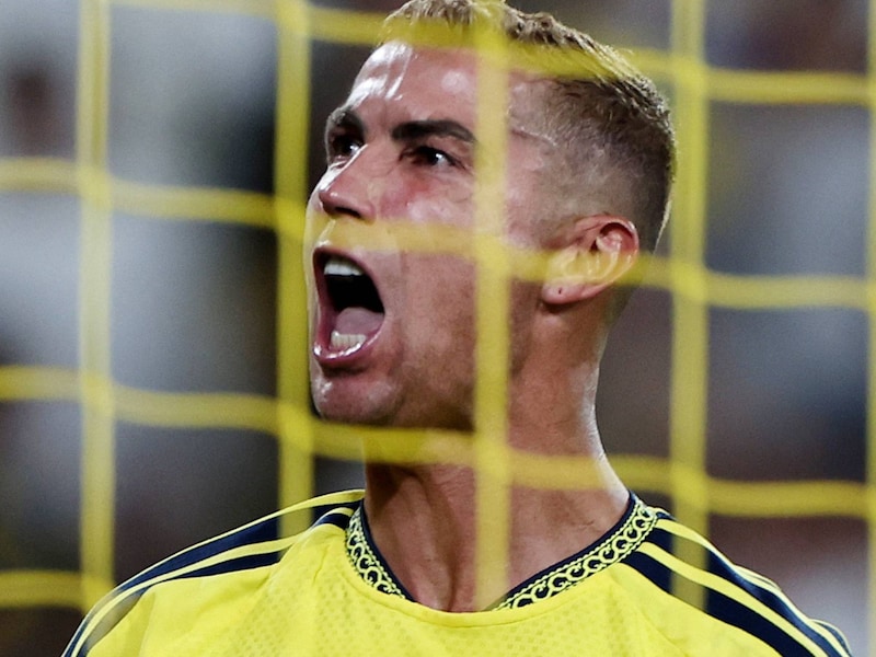 “Het gaat niet alleen om Cristiano”: geblondeerde Ronaldo komt weer dichter bij kaap van 1.000 goals, al was het even wachten op typische viering