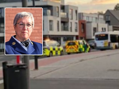 De politie en een ziekenwagen kwamen naar de bushalte Kerk in Keerbergen. Inzetfoto: korpschef Karen Plasschaert van politiezone BHK.
