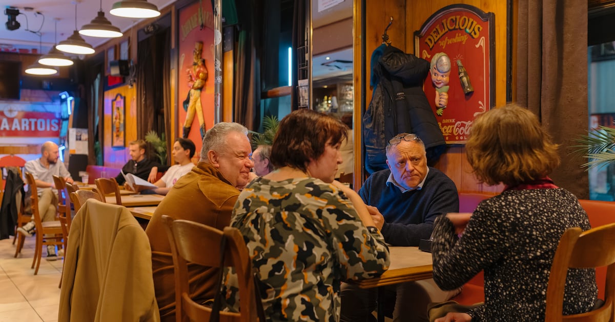Marc Van Ranst deelt kennis over virussen tijdens Human Library in Café ...